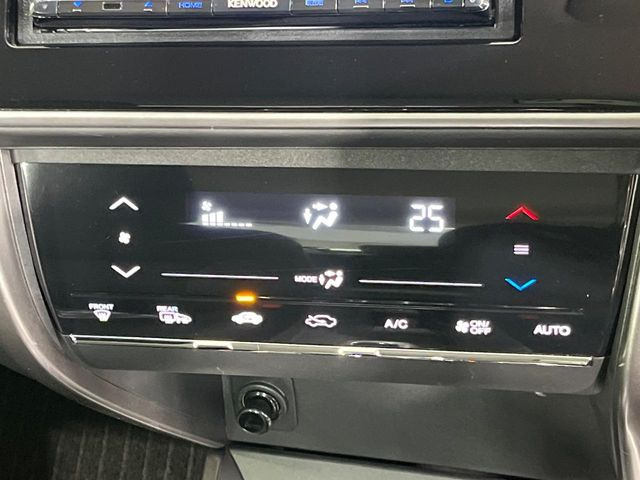 【オートエアコン】一度お好みの温度に設定すれば、車内の温度を検知し風量や温度を自動で調整。暑い&hellip;寒い&hellip;と何度もスイッチ操作をする必要はありません。快適な車内空間には必須の機能ですね♪