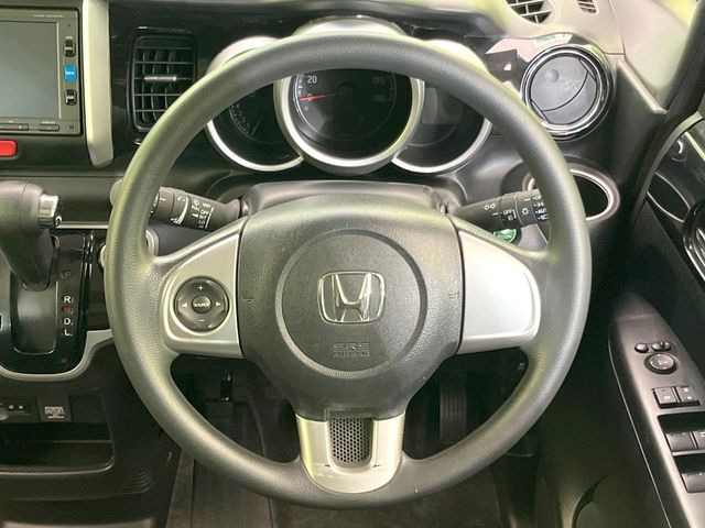 インテリアに合わせたデザインのステアリングは、運転される方のことも考え、運転しやすい形状、大きさです。是非一度、実際に触ってお確かめください。