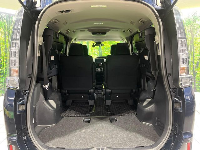 積み下ろしのしやすいデッキにはたっぷりと荷物を積み込んでいただけます。遊びから仕事まで、様々なシーンで頼れます♪