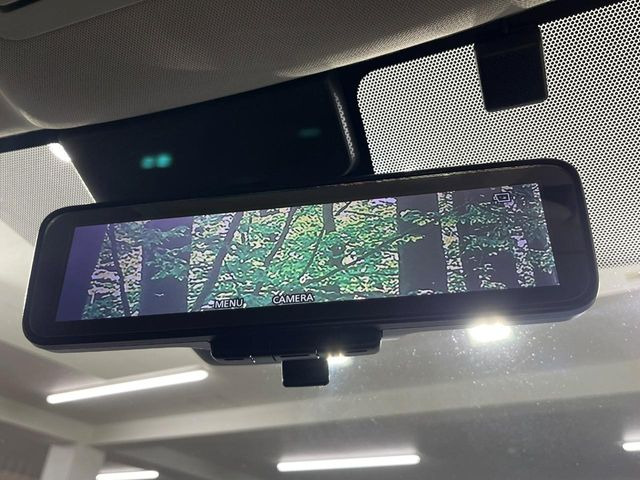 【インテリジェントルームミラー】後席の大きな荷物や同乗者で後方が確認しづらい時でも安心!カメラが撮影した車両後方の映像をルームミラー内に表示。クリアな視界で状況の確認が可能です!