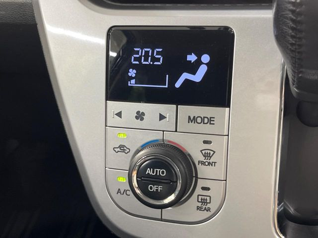 【オートエアコン】一度お好みの温度に設定すれば、車内の温度を検知し風量や温度を自動で調整。暑い&hellip;寒い&hellip;と何度もスイッチ操作をする必要はありません。快適な車内空間には必須の機能ですね♪