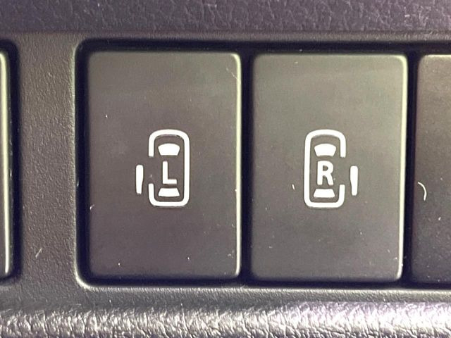 【両側パワースライドドア】スマートキーや運転席のスイッチで後席両側スライドドアの開閉が可能♪電動だから力を入れてドアを開ける必要が無く、小さなお子様でも簡単に開け閉めでき快適です♪