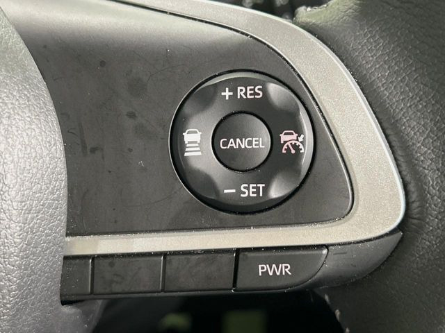 【レーダークルーズコントロール】高速道路での長距離走行が楽に!!自動で速度を保つクルーズコントロールが、衝突軽減システムと連携し、前方の車両を感知して車間を保つように速度調節してくれます!!