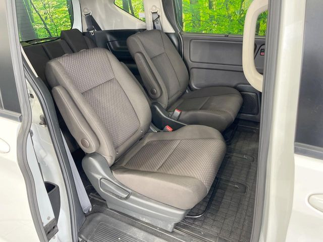 後部座席も気になるようなキズ・汚れやへたり等、大きなダメージはなく、良好な状態です。