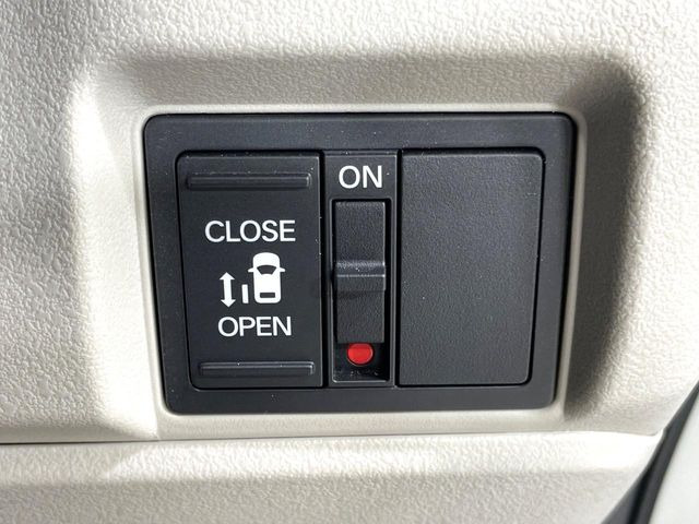 【パワースライドドア】スマートキーや運転席のスイッチでスライドドアの開閉が可能♪電動だから力を入れてドアを開ける必要が無く、小さいお子様でも、重い荷物を持っている時もラクに開け閉めできます♪