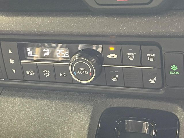 【オートエアコン】一度お好みの温度に設定すれば、車内の温度を検知し風量や温度を自動で調整。暑い&hellip;寒い&hellip;と何度もスイッチ操作をする必要はありません。快適な車内空間には必須の機能ですね♪