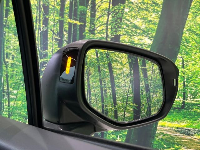 【リヤビークルディティクション】走行中、ドアミラーの死角になりやすい箇所に後続車が接近するとサイドミラー付近に警告を表示、ドライバーに注意喚起と、万一の際はハンドル操作をアシストをします。