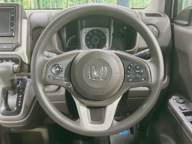 �C���e���A�ɍ��킹���f�U�C���̃X�e�A�����O�́A�^�]�������̂��Ƃ��l���A�^�]���₷���`��A�傫���ł��B�����x�A���ۂɐG���Ă��m���߂��������B