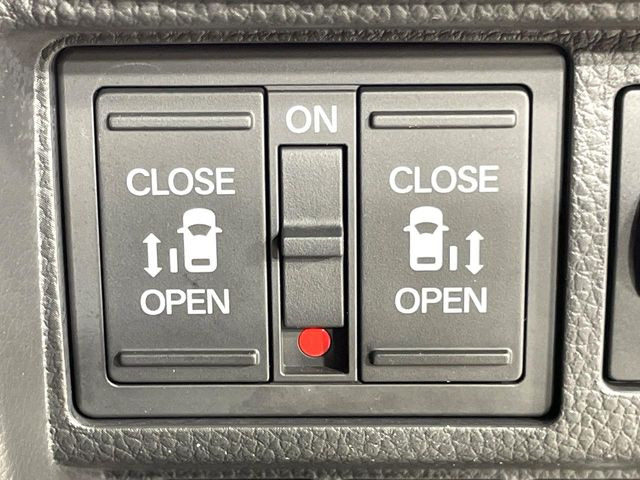 【両側パワースライドドア】スマートキーや運転席のスイッチで後席両側スライドドアの開閉が可能♪電動だから力を入れてドアを開ける必要が無く、小さなお子様でも簡単に開け閉めでき快適です♪