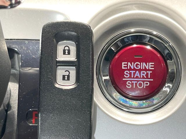 �yHonda�X�}�[�g�L�[�z�J�o����|�P�b�g�ɓ��ꂽ�܂܂ł��h�A�̎{���E�������\�ȃX�}�[�g�L�[�𑕔��B�G���W���̃I���E�I�t�����J�M�����o���K�v����������Ƃ��Ă��֗��ł���