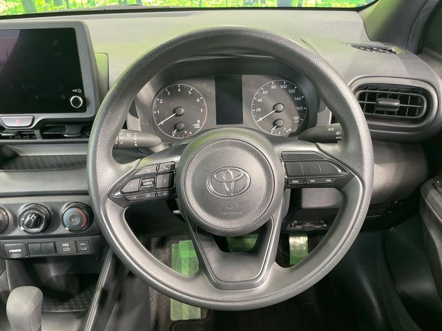�C���e���A�ɍ��킹���f�U�C���̃X�e�A�����O�́A�^�]�������̂��Ƃ��l���A�^�]���₷���`��A�傫���ł��B�����x�A���ۂɐG���Ă��m���߂��������B