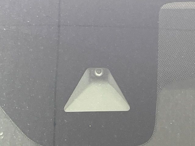 【エマージェンシーブレーキ】走行中に前方の車両等を認識し、衝突しそうな時は警報とブレーキで衝突回避と被害軽減をアシスト。より安全にドライブをお楽しみいただけます。