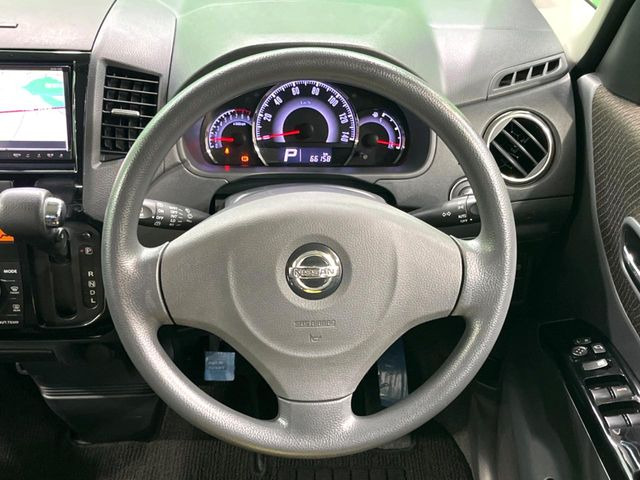 �C���e���A�ɍ��킹���f�U�C���̃X�e�A�����O�́A�^�]�������̂��Ƃ��l���A�^�]���₷���`��A�傫���ł��B�����x�A���ۂɐG���Ă��m���߂��������B