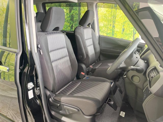 運転席まわりには十分なスペースがあり、大柄な方でもゆったり運転していただける環境です。