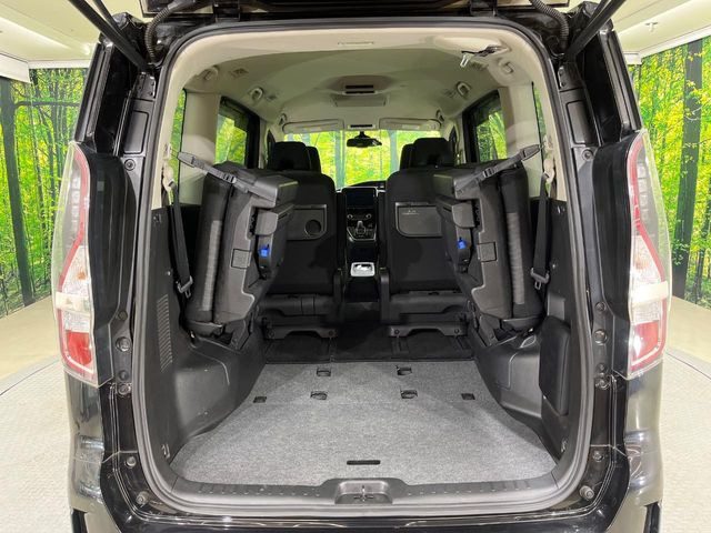 普段のお買い物や通勤、送迎等に十分な荷室スペースを確保しております。セカンドシートを倒すと、大きな荷物の積載も可能です♪