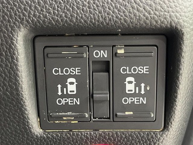 【両側パワースライドドア】スマートキーや運転席のスイッチで後席両側スライドドアの開閉が可能♪電動だから力を入れてドアを開ける必要が無く、小さなお子様でも簡単に開け閉めでき快適です♪