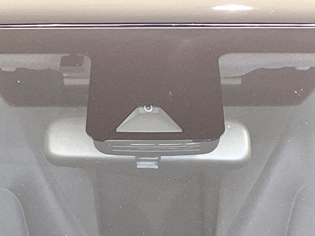 【トヨタセーフティセンス】走行中に前方の車両等を認識し、衝突しそうな時は警報とブレーキで衝突回避と被害軽減をアシスト。より安全にドライブをお楽しみいただけます。