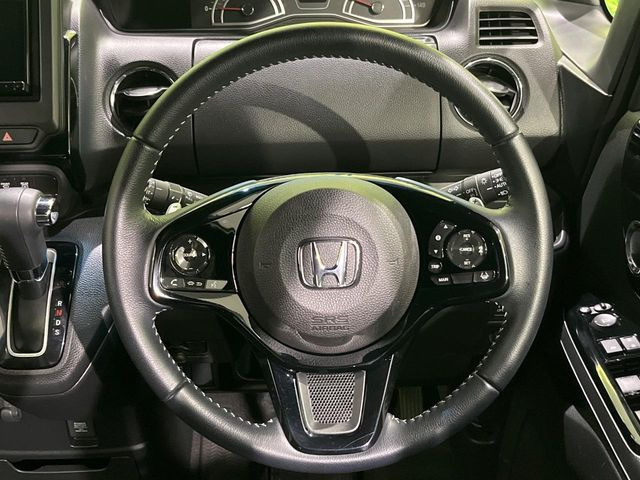 【純正革巻きステアリング】上質な革を使用することで、手にしっかり馴染みとても運転しやすいハンドルです♪