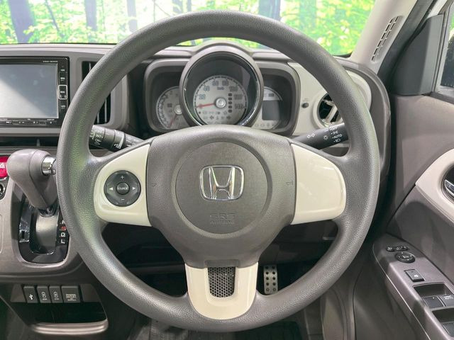 �C���e���A�ɍ��킹���f�U�C���̃X�e�A�����O�́A�^�]�������̂��Ƃ��l���A�^�]���₷���`��A�傫���ł��B�����x�A���ۂɐG���Ă��m���߂��������B