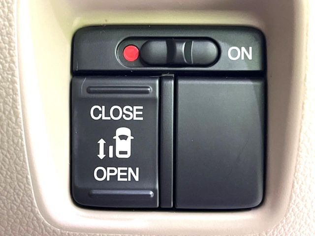 【パワースライドドア】スマートキーや運転席のスイッチでスライドドアの開閉が可能♪電動だから力を入れてドアを開ける必要が無く、小さいお子様でも、重い荷物を持っている時もラクに開け閉めできます♪
