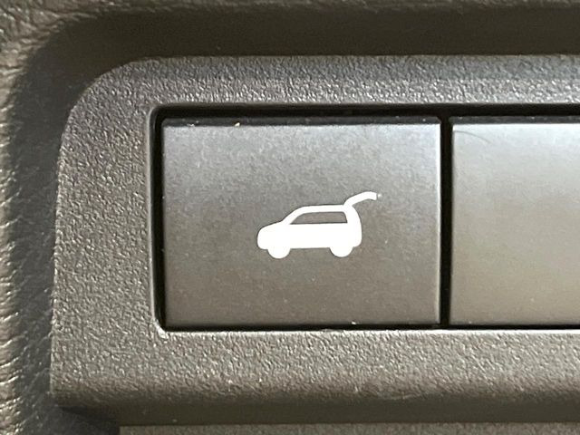 【パワーバックドア】スマートキーや運転席のボタンを押すだけでリアゲートが自動で開閉します!荷物を持っている時や、高い位置にあるバックドアを閉める際に便利な機能です♪