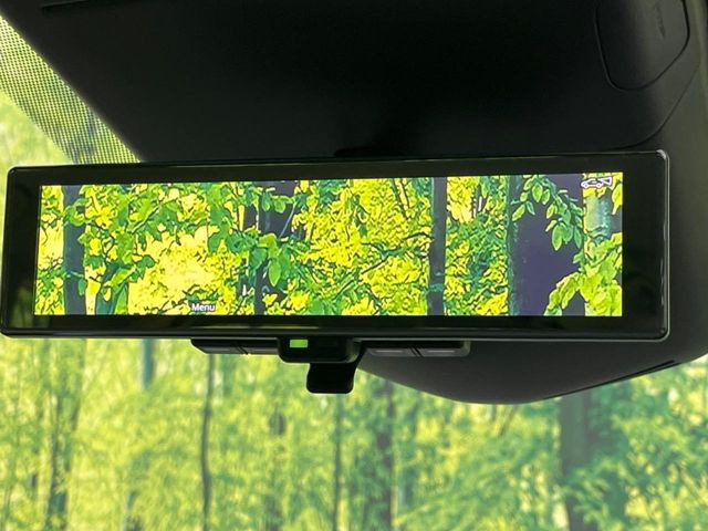 【インテリジェントルームミラー】後席の大きな荷物や同乗者で後方が確認しづらい時でも安心!カメラが撮影した車両後方の映像をルームミラー内に表示。クリアな視界で状況の確認が可能です!