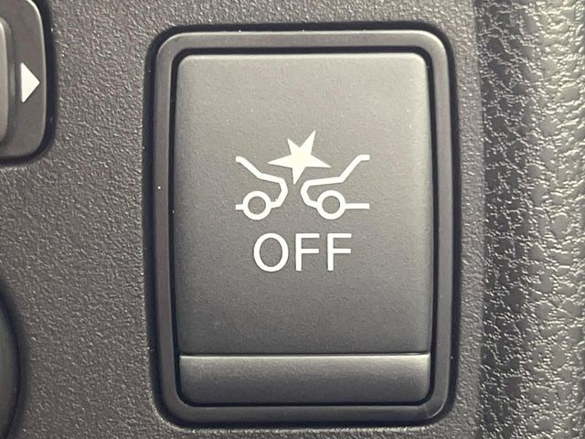 【エマージェンシーブレーキ】走行中に前方の車両等を認識し、衝突しそうな時は警報とブレーキで衝突回避と被害軽減をアシスト。より安全にドライブをお楽しみいただけます。