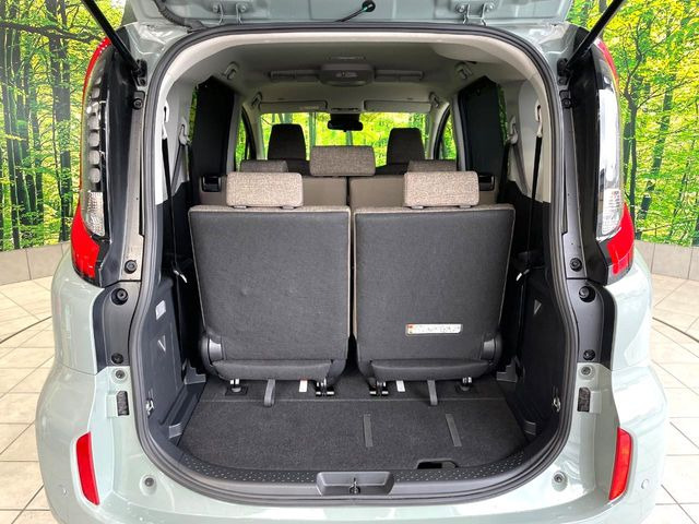 普段のお買い物や通勤、送迎等に十分な荷室スペースを確保しております。セカンドシートを倒すと、大きな荷物の積載も可能です♪
