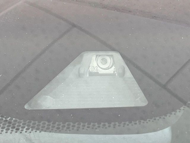 【ホンダセンシング】走行中に前方の車両等を認識し、衝突しそうな時は警報とブレーキで衝突回避と被害軽減をアシスト。より安全にドライブをお楽しみいただけます。