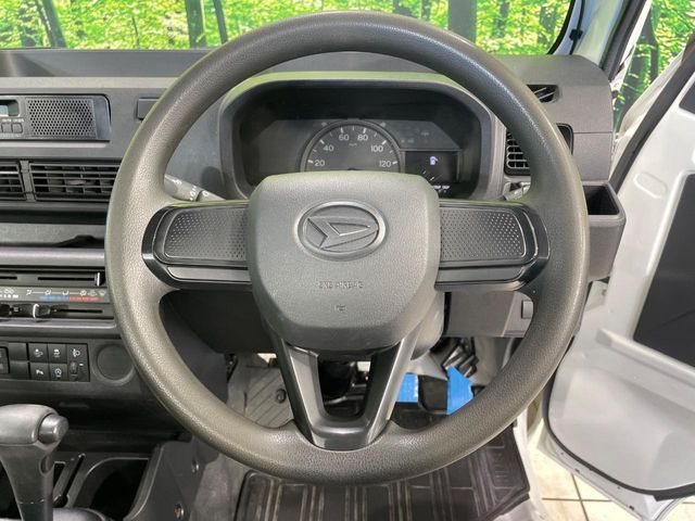 �C���e���A�ɍ��킹���f�U�C���̃X�e�A�����O�́A�^�]�������̂��Ƃ��l���A�^�]���₷���`��A�傫���ł��B�����x�A���ۂɐG���Ă��m���߂��������B