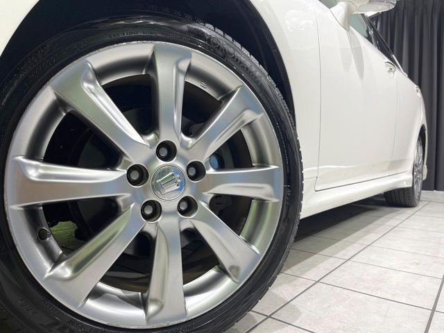 �y����18�C���`�A���~�z�C�[���z�O�ςɃ}�b�`���������A���~�z�C�[���𑕒����Ă���܂��B�e��ЊO�A���~�z�C�[����A�X�^�b�h���X�^�C�����戵�����Ă���܂��B���񂲑��k����������