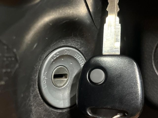 【キーレス】少し離れた場所からでもボタン一つでドアの開錠・施錠ができるのでとっても便利!ドアの鍵穴周りに傷をつけることもありません♪