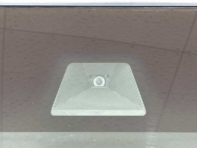 【ホンダセンシング】走行中に前方の車両等を認識し、衝突しそうな時は警報とブレーキで衝突回避と被害軽減をアシスト。より安全にドライブをお楽しみいただけます。