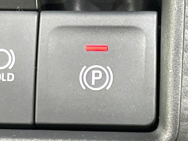 【電動パーキングブレーキ】パーキングブレーキは便利な電動式!ボタン一つで操作でき、アクセルを踏めば自動で解除されます♪レバーやペダルが無いので運転席廻りもすっきりしますね♪