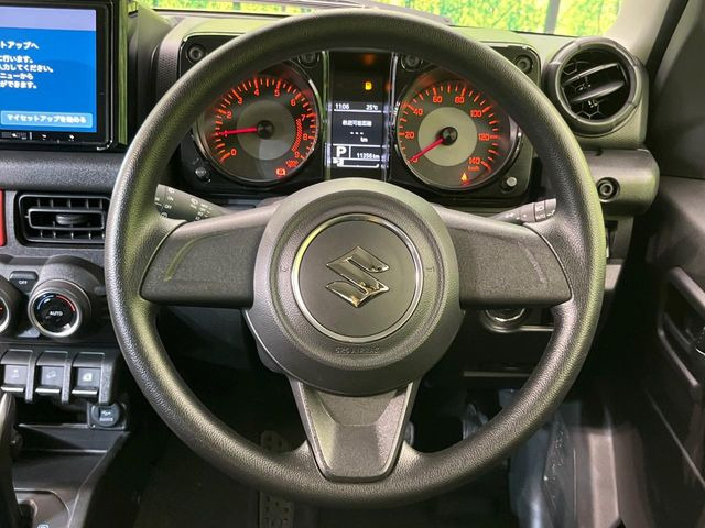 �C���e���A�ɍ��킹���f�U�C���̃X�e�A�����O�́A�^�]�������̂��Ƃ��l���A�^�]���₷���`��A�傫���ł��B�����x�A���ۂɐG���Ă��m���߂��������B