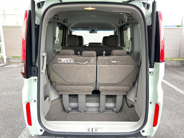 普段のお買い物や通勤、送迎等に十分な荷室スペースを確保しております。セカンドシートを倒すと、大きな荷物の積載も可能です♪