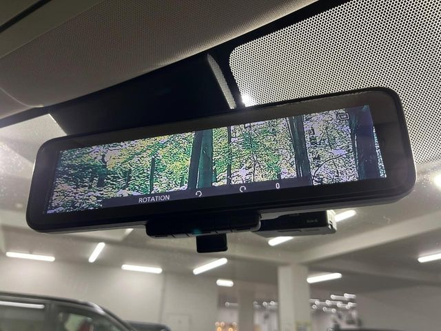 【インテリジェントルームミラー】後席の大きな荷物や同乗者で後方が確認しづらい時でも安心!カメラが撮影した車両後方の映像をルームミラー内に表示。クリアな視界で状況の確認が可能です!