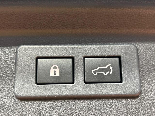 【パワーバックドア】スマートキーや運転席のボタンを押すだけでリアゲートが自動で開閉します!荷物を持っている時や、高い位置にあるバックドアを閉める際に便利な機能です♪