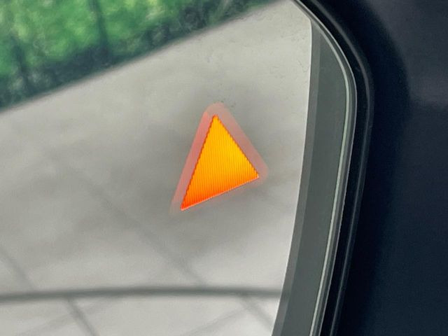 【後方車輛検知】走行中、ドアミラーの死角になりやすい箇所に後続車が接近するとサイドミラー付近に警告を表示、ドライバーに注意喚起をしてくれます。