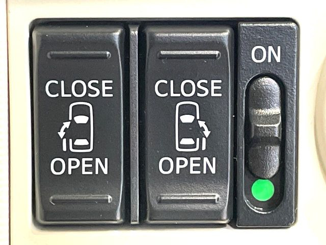 【両側パワースライドドア】スマートキーや運転席のスイッチで後席両側スライドドアの開閉が可能♪電動だから力を入れてドアを開ける必要が無く、小さなお子様でも簡単に開け閉めでき快適です♪