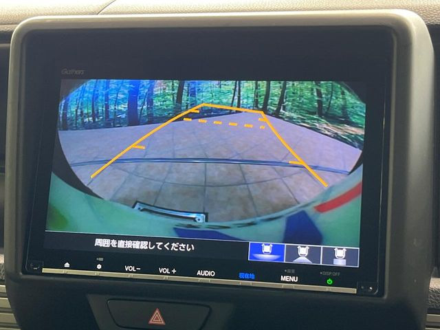 【バックカメラ】駐車時に後方がリアルタイム映像で確認できます。大型商業施設や立体駐車場での駐車時や、夜間のバック時に大活躍!運転スキルに関わらず、今や必須となった装備のひとつです!