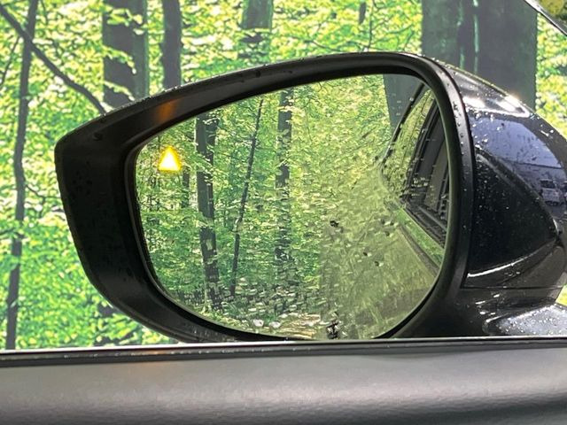 【ブラインドスポットモニタリング】走行中、ドアミラーの死角になりやすい箇所に後続車が接近するとサイドミラー付近に警告を表示、ドライバーに注意喚起をしてくれます。