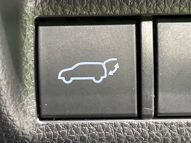 【パワーバックドア】スマートキーや運転席のボタンを押すだけでリアゲートが自動で開閉します!荷物を持っている時や、高い位置にあるバックドアを閉める際に便利な機能です♪