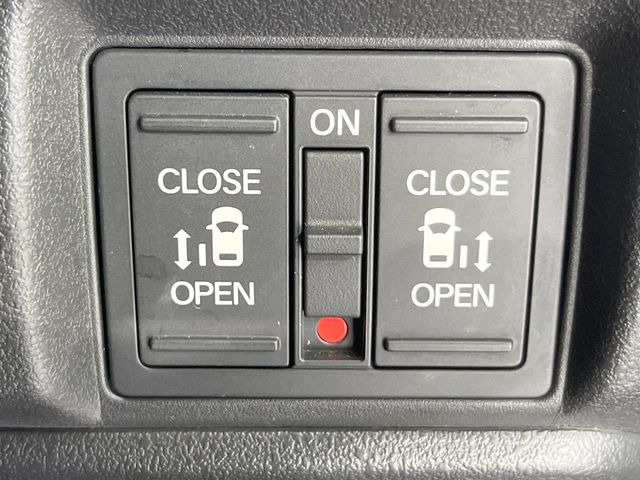 【両側パワースライドドア】スマートキーや運転席のスイッチで後席両側スライドドアの開閉が可能♪電動だから力を入れてドアを開ける必要が無く、小さなお子様でも簡単に開け閉めでき快適です♪