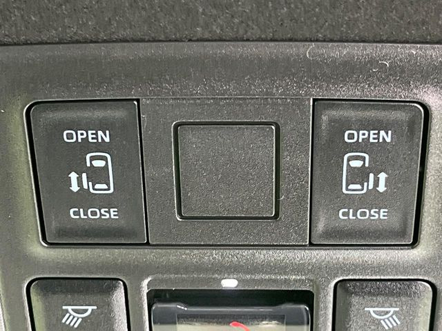 【両側パワースライドドア】スマートキーや運転席のスイッチで後席両側スライドドアの開閉が可能♪電動だから力を入れてドアを開ける必要が無く、小さなお子様でも簡単に開け閉めでき快適です♪