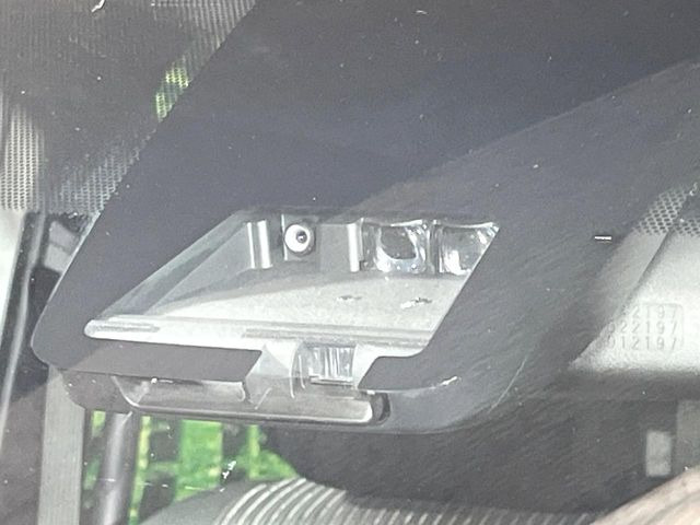 【トヨタセーフティセンス】走行中に前方の車両等を認識し、衝突しそうな時は警報とブレーキで衝突回避と被害軽減をアシスト。より安全にドライブをお楽しみいただけます。