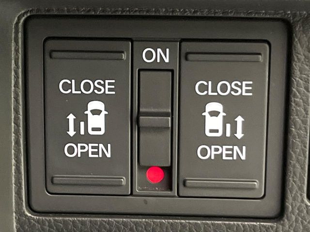 【両側パワースライドドア】スマートキーや運転席のスイッチで後席両側スライドドアの開閉が可能♪電動だから力を入れてドアを開ける必要が無く、小さなお子様でも簡単に開け閉めでき快適です♪