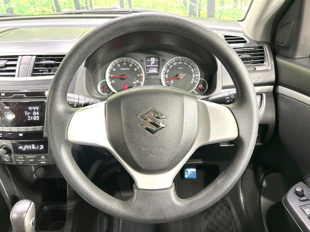 �C���e���A�ɍ��킹���f�U�C���̃X�e�A�����O�́A�^�]�������̂��Ƃ��l���A�^�]���₷���`��A�傫���ł��B�����x�A���ۂɐG���Ă��m���߂��������B