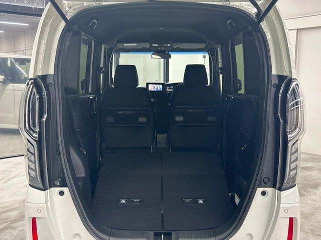 普段のお買い物や通勤、送迎等に十分な荷室スペースを確保しております。セカンドシートを倒すと、大きな荷物の積載も可能です♪