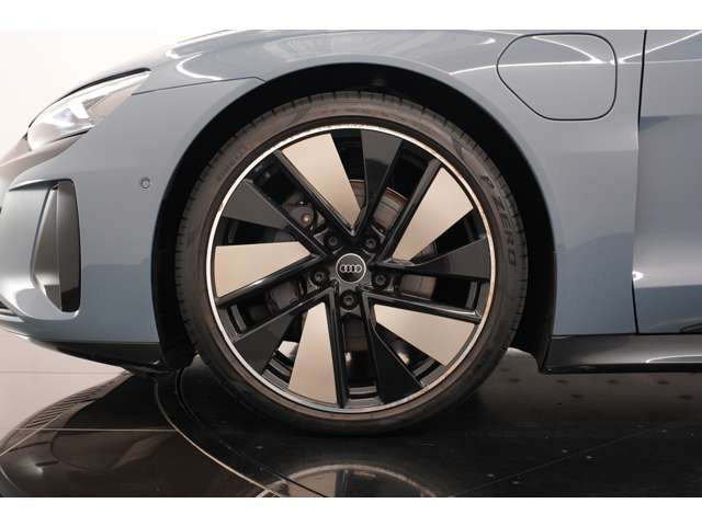 21�C���`10�X�|�[�N �g���y�]�C�h���W�[���z�C�[������������Ă���܂��B�O���[�̊O���ƃ}�b�g�`�^���̔z�F�����O�W���A���[���������o���Ă���܂��B